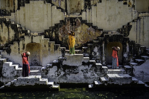 Women in a well of water