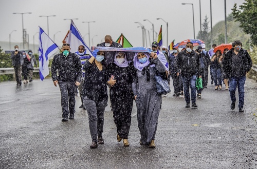 Demonstrate under the rain