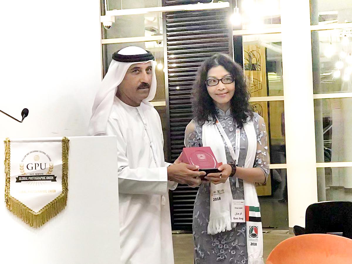 GPU Vice President Saeed Al Shams on the behalf of Emirates Photographers Society presented the crystal cup that specially made as a gift