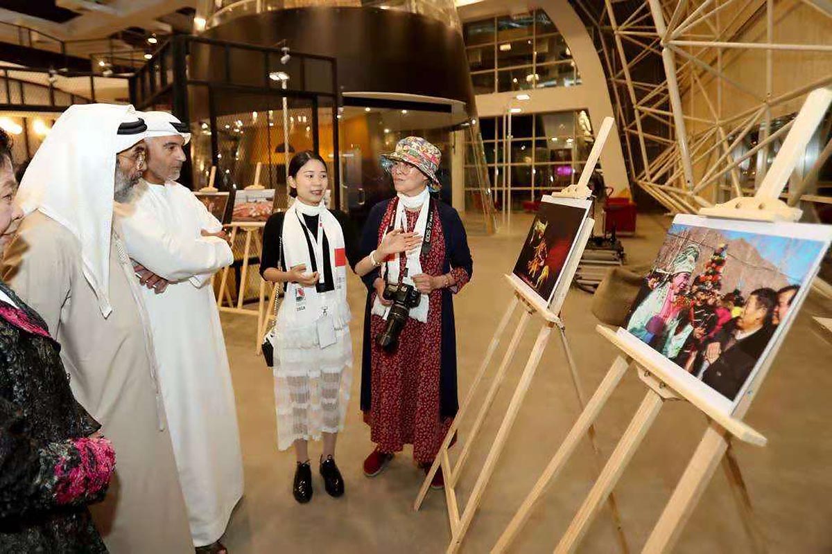 Chinese and Emirates photographers communicated and viewed exhibition