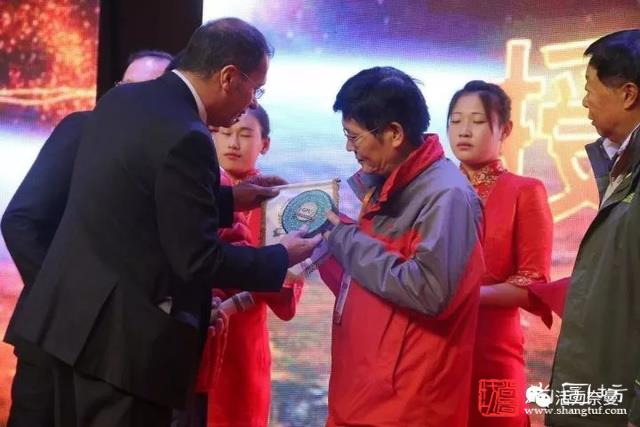 The GPU President Manolis  Metzakis awarded Chinese photography agency with pins, flag, in  order to strengthen exchanges, promote friendship and develop together